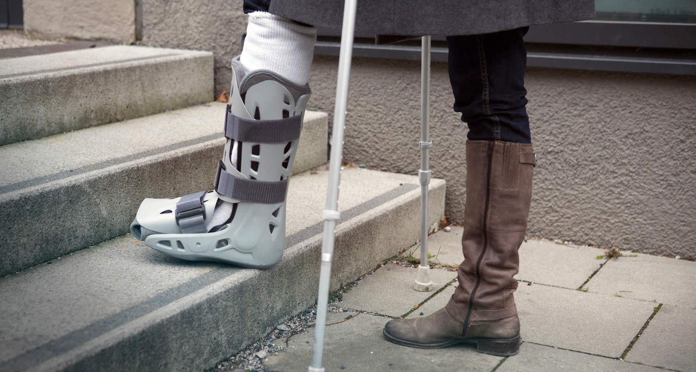 How To Put on and Wear Aircast Walking Boot 